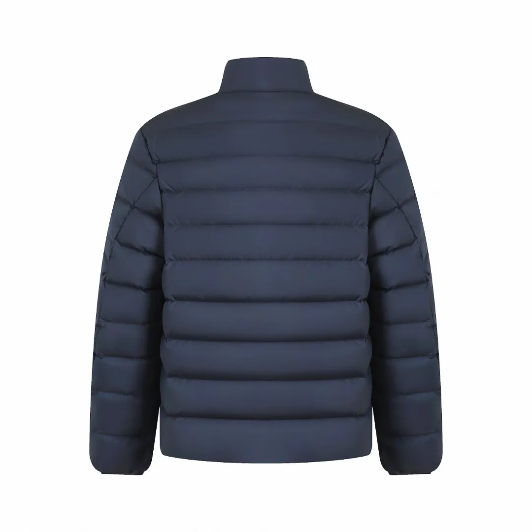 P890 Ralph Lauren Lightweight Down Jacket] Nylon fabric has good windproof and waterproof properties, which can effectively block the intrusion of wind and rain from the outside and keep the inside dry, suitable for wearing in humid or rainy environments.  The red label on the chest is made with an imported MECLO embroidery machine. The original pattern is scanned first, and then high-quality silk thread is used to make a pattern. The density effect is adjusted by continuous pattern making.  Exquisite details: the zipper design is simple and elegant, easy to operate; the closing design of the cuffs and hem effectively prevents the intrusion of cold wind, improving the warmth and comfort of wearing.  High-quality filling: 90 white duck down is selected, with a weight of 260g, ensuring excellent thermal insulation performance. After strict screening and processing, the velvet is not easy to drill, ensuring durability. The hangtags, wash marks, air holes, and four-button buttons are all customized from the original one-to-one mold.    Size: S M L